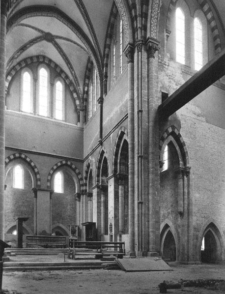 Koor en zuidtransept (deels) vanuit de viering (noordwesten)