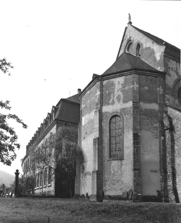 Koor van kerk en kloostergebouw (links) vanuit het noordwesten
