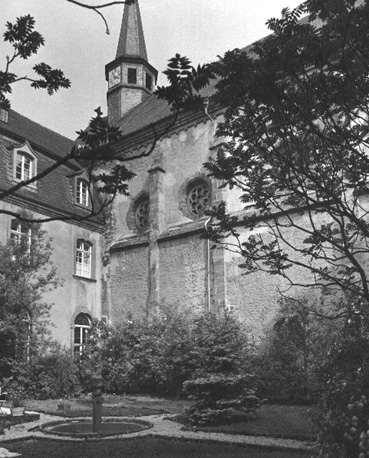 Kloosterhof ten zuiden van kerk