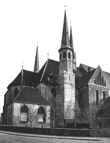 Koor, sacristie en noordtransept vanuit het noorden