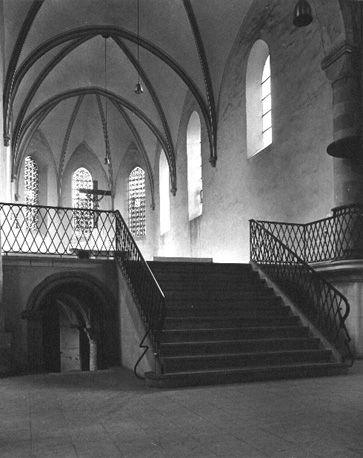 Trap naar het koor, ingang naar crypt, vanuit het westen