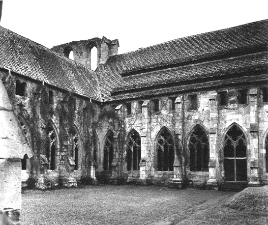 Overblijfselen kloostergebouw: oostelijke vleugel, hoek van transept, noordelijke vleugel (links)