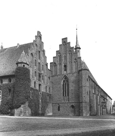 Kloostergebouw, westelijke vleugel (links), westfacade van kloosterkerk (rechts)