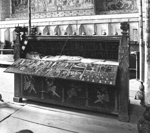 Kloosterkerk, nonnenkoor: opengeslagen, beschilderde kist waarin het 'dode lichaam van Christus', het Heilig Graf voorstellend