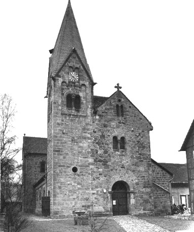 Westfacade met kerktoren vanuit ht westen