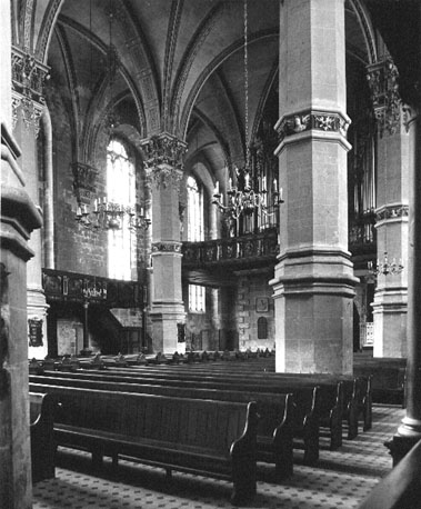 Middenschip vanuit het noordoosten met zicht op orgel en houten tribune in zuidelijke zijbeuk