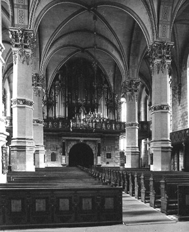 Middenschip vanuit het oosten met zicht op orgel