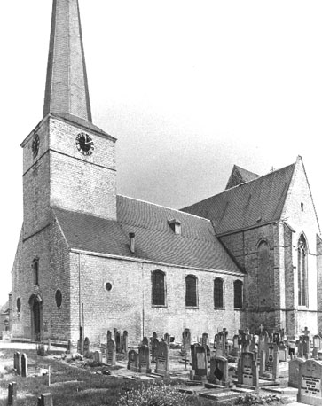 Westfacade, zuidzijde van schip en zuidtransept vanuit het zuidwesten; op voorgrond: begraafplaats