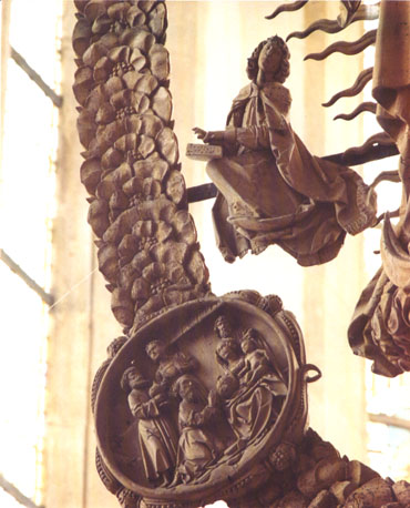 Marianum, Madonna omgeven door rozenkrans, detail: deel van rozenkrans, engel en medaillon met de aanbidding door de koningen