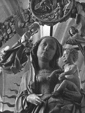Marianum, Madonna omgeven door rozenkrans, detail: Maria (ten halven lijve) met het Christuskind op haar linkerarm, engelen aan weerszijden van haar hoofd, boven: medaillon met de Annunciatie