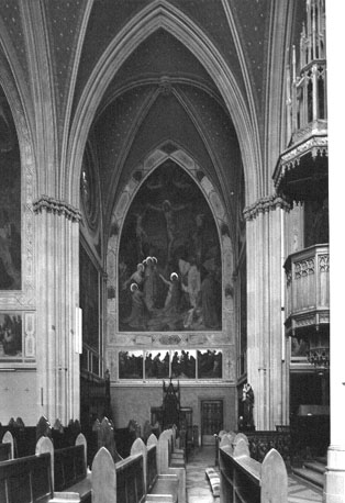 Noordtransept: zicht op (binnenzijde van) facade met de kruisiging van Christus