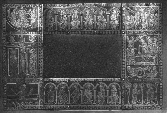 Schatkamer: draagaltaar van sint Mauritius, bovenzijde van altaar: twaalf apostelen, kruisiging van Christus en zijn wederopstanding