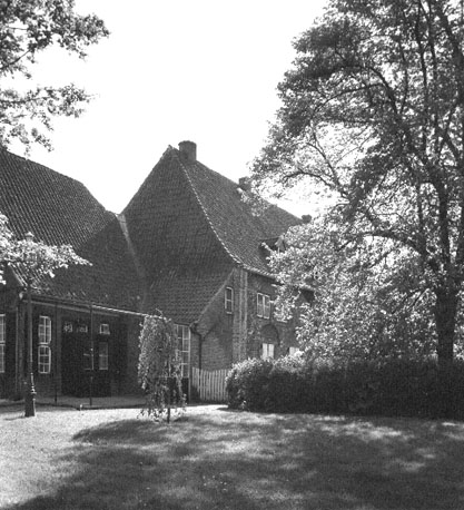 Kloosterhof: voormalige zuidelijke kloostergang (rechts), huis van de priorin (links) vanuit het noorden gezien
