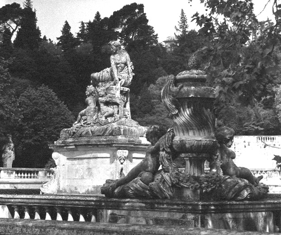 Zicht op beelden in park: waternimf (van Nemausus ?) en cupido's