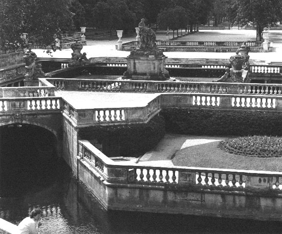 Zicht op park, fontein en beelden