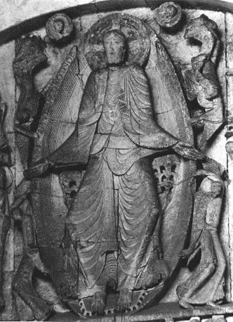 Timpaan, Laatste Oordeel (detail): Christus als rechter in een mandorla, vier engelen houden de mandorla vast
