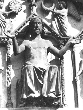 Westfacade, middenportaal, timpaan: Laatste Oordeel (detail): Christus als rechter, zittend, twee engelen houden zon en maan vast