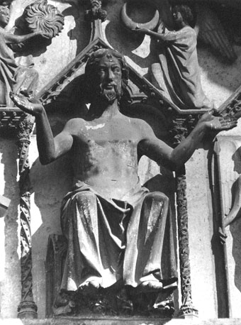 Westfacade, middenportaal, timpaan: Laatste Oordeel (detail): Christus als rechter, zittend, twee engelen houden zon en maan vast