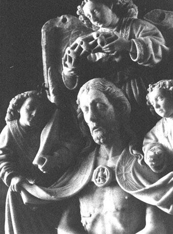 Man van Smarten: Christus met mantel, toont zijn wonden, vergezeld door drie engelen, één daarvan houdt de doornenkroon vast (detail)