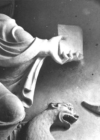 Zuidelijke zijbeuk, kapiteel: Verzoeking van Christus in de woestijn, detail: linkerhand van Christus met een boek, en kop van een draak