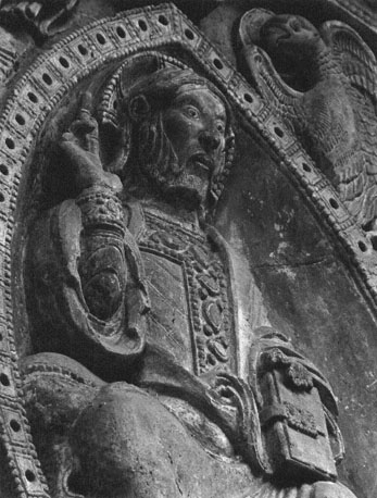 Westfacade, portaal met timpaan: Majestas Domini omgeven door de vier symbolen van de evangelisten, detail: bovenlichaam van Christus