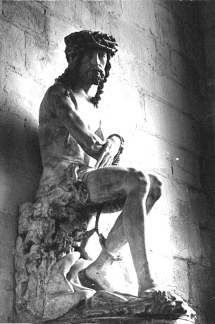 Noordzijde: Christus in doodsstrijd, in afwachting van zijn kruisiging, zittend op een steen