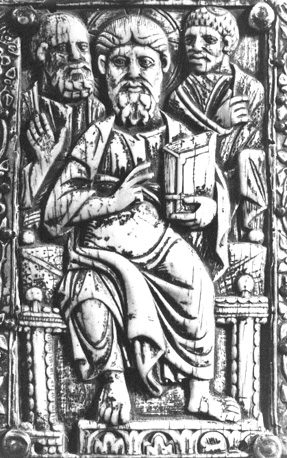Boekband van evangeliarium, ivoren plaat: Christus als leraar, tronend, tussen Paulus (links) en Petrus (rechts)