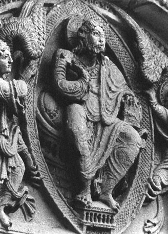 Westportaal, timpaan: tronende Christus in mandorla: de Hemelvaart