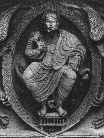 Westportaal, timpaan: tronende Christus in mandorla: de Hemelvaart