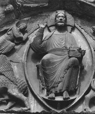 Westfacade, middenportaal, timpaan: Majestas Domini, Christus in mandorla gezeten, vergezeld door de vier symbolen van de evangelisten