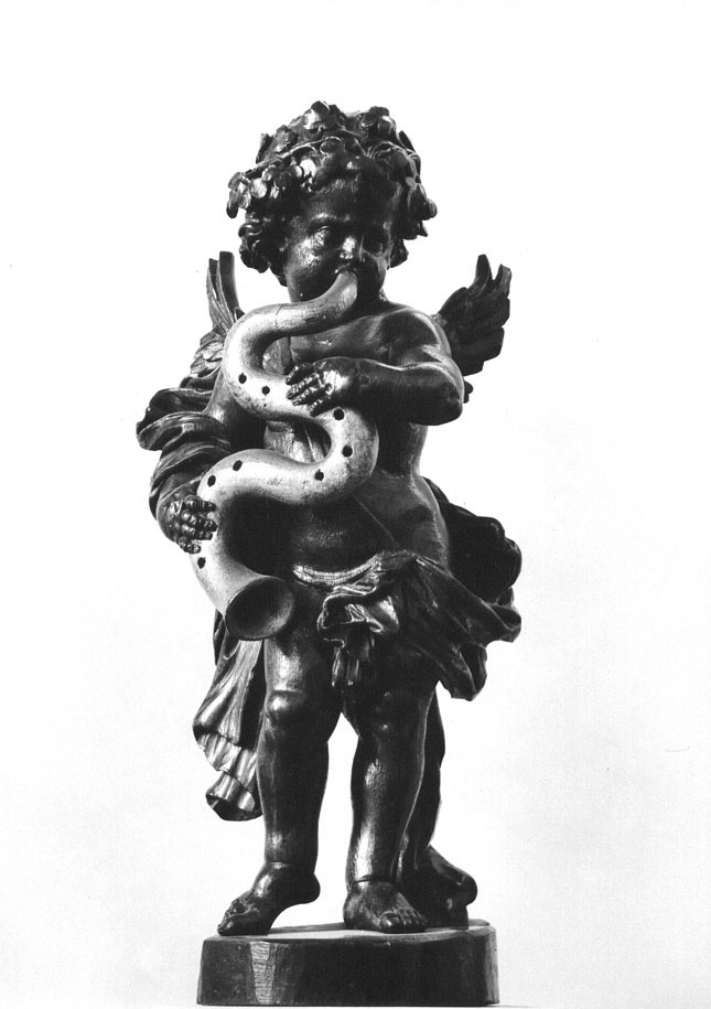 Cupido (engeltje) met blaasinstrument