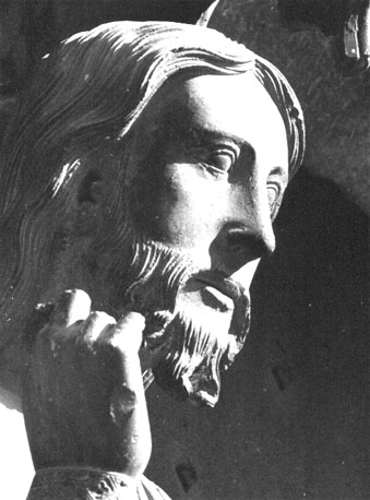 Zuider transept, facade, middenportaal, middenpijler: Christus als leraar, detail: hoofd van Christus