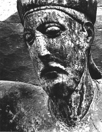Crucifix: Christus, met koningskroon, aan het kruis, detail: hoofd van Christus
