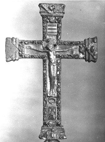 Processiekruis: Christus aan het kruis; detail onderste kruisvoet: hertog Otto van Beieren en Schwaben overhandigt het kruis aan zijn zus abdis Mathilde