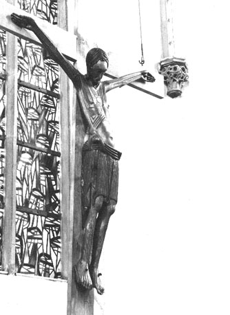 Crucifix: Christus aan het kruis met reliekhouder in borst