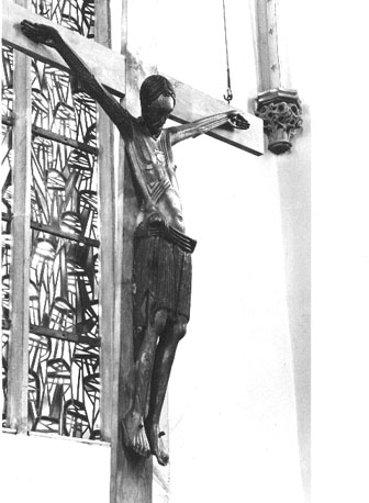 Crucifix: Christus aan het kruis met reliekhouder in borst