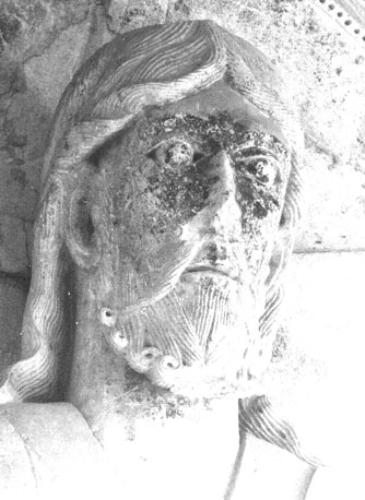 Westelijk binnen portaal, narthex, timpaan: Pinksteren, detail: hoofd van Christus