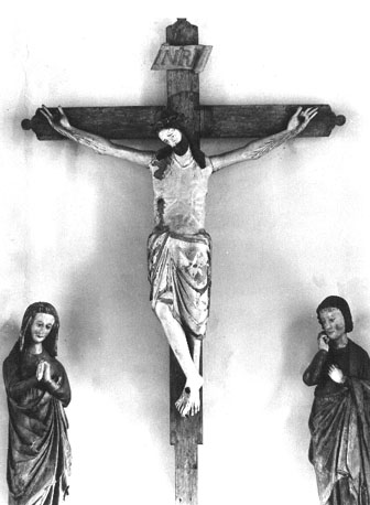 Koor, achter hoofdaltaar: Christus aan het kruis met Maria en Johannes aan weerszijden van het kruis
