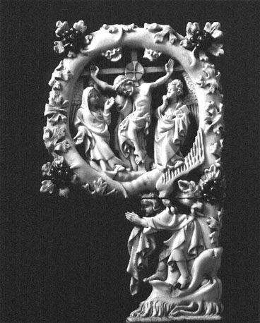 Kromstaf, detail: gekruisigde Christus met Maria en Johannes aan weerszijden van het kruis