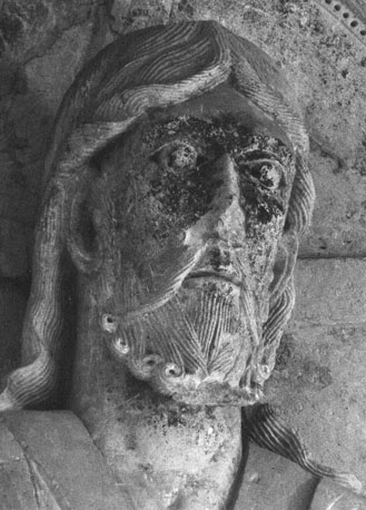 Westelijk binnen portaal, narthex, timpaan: Pinksteren, detail: hoofd van Christus