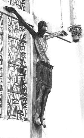Crucifix: Christus aan het kruis met reliekhouder in borst (detail)