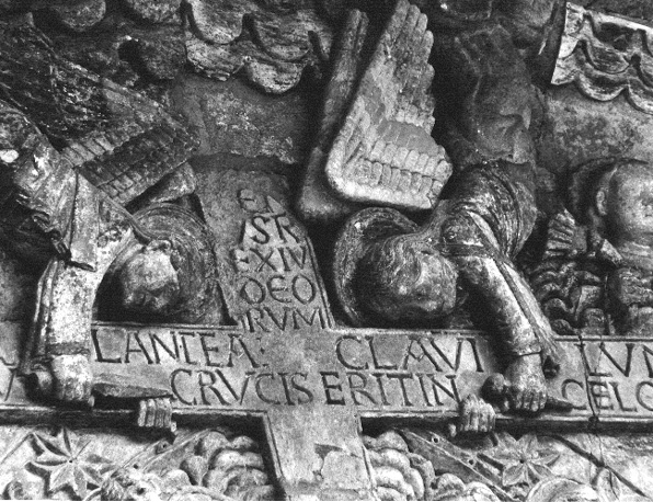 Westfacade, timpaan: Laatste Oordeel, detail: twee engelen houden een kruis (met tekst) vast