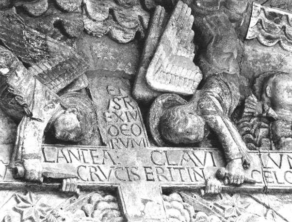 Westfacade, timpaan: Laatste Oordeel, detail: twee engelen houden een kruis (met tekst) vast