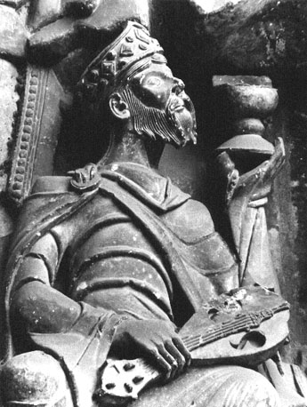 Zuidportaal, timpaan: Tronende Christus in mandorla, omgeven door de vier symbolen van de evangelisten en de vierentwintig oudsten, detail: één van de oudsten met kroon, viool en vaas