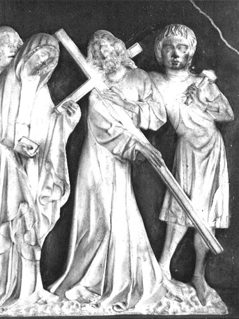 Reliëf: Christus draagt het kruis; links: vrouw met boekje in rechterhand, rechts: man met hamer