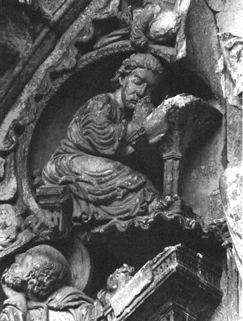 Noordelijk portaal, timpaan, detail: evangelist Matteüs schrijvend