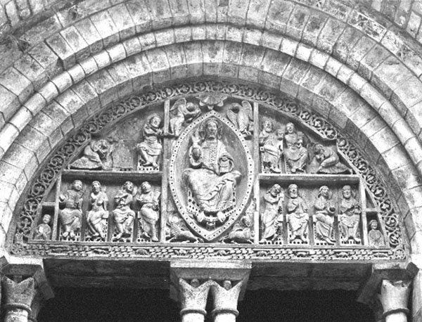 Westportaal, timpaan: Majestas Domini omgeven door symbolen van de evangelisten, aan weerszijden apostelen