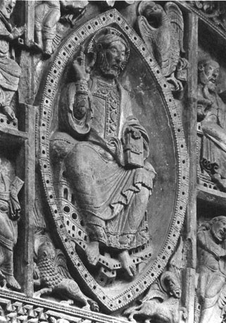 Westportaal, timpaan: Majestas Domini omgeven door symbolen van de evangelisten (aan weerszijden apostelen)
