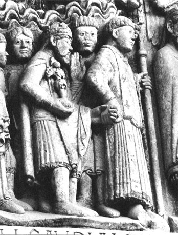 Westportaal, timpaan, linkerdeel, detail: monnik die een vorst bij de hand neemt.