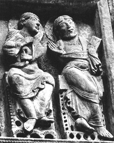 Westportaal, timpaan: Majestas Domini omgeven door de symbolen van de vier evangelisten, aan weerszijden apostelen, detail: twee apostelen
